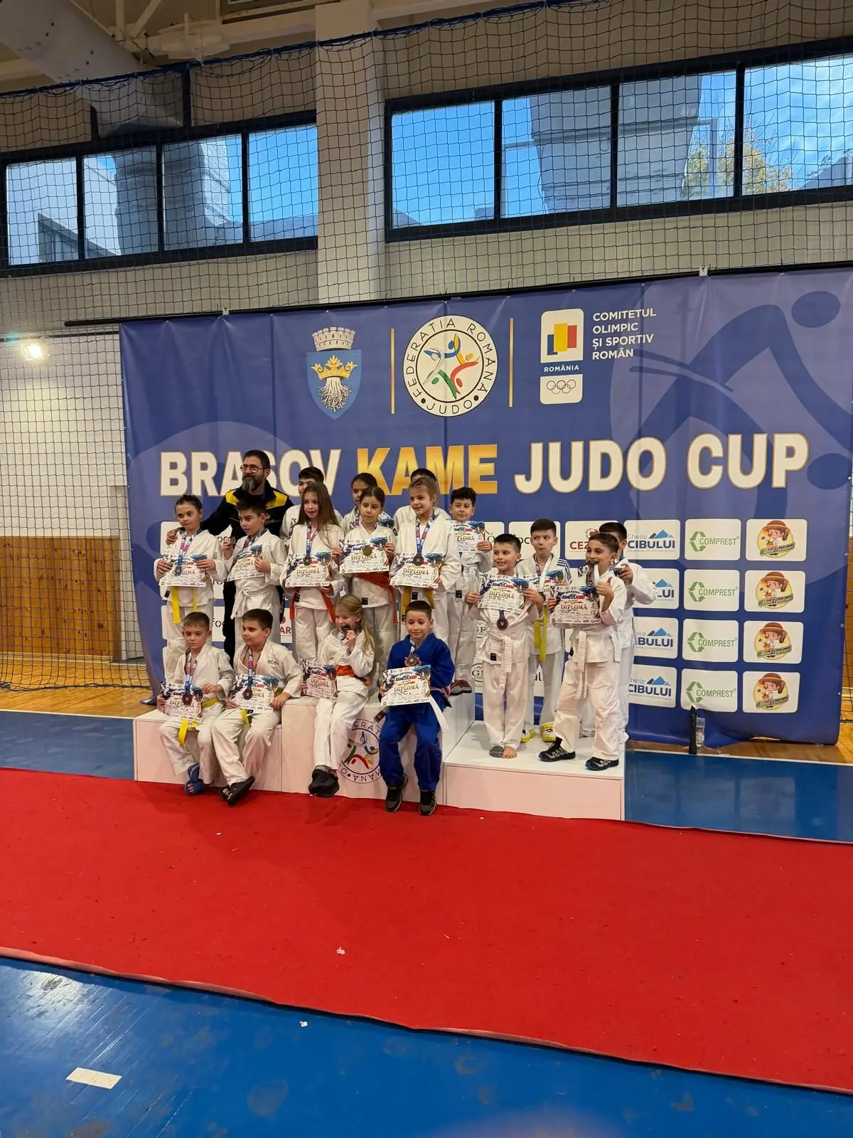 Fotografia 11 din 13: Kame Cup Brașov: toți copiii din grupa de inițiere pe podium