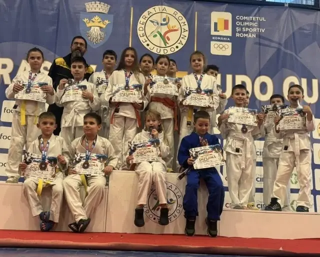 Fotografia 13 din 13: Kame Cup Brașov: toți copiii din grupa de inițiere pe podium