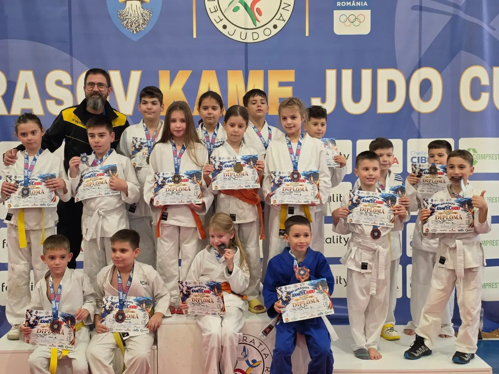 Fotografia 3 din 13: Kame Cup Brașov: toți copiii din grupa de inițiere pe podium