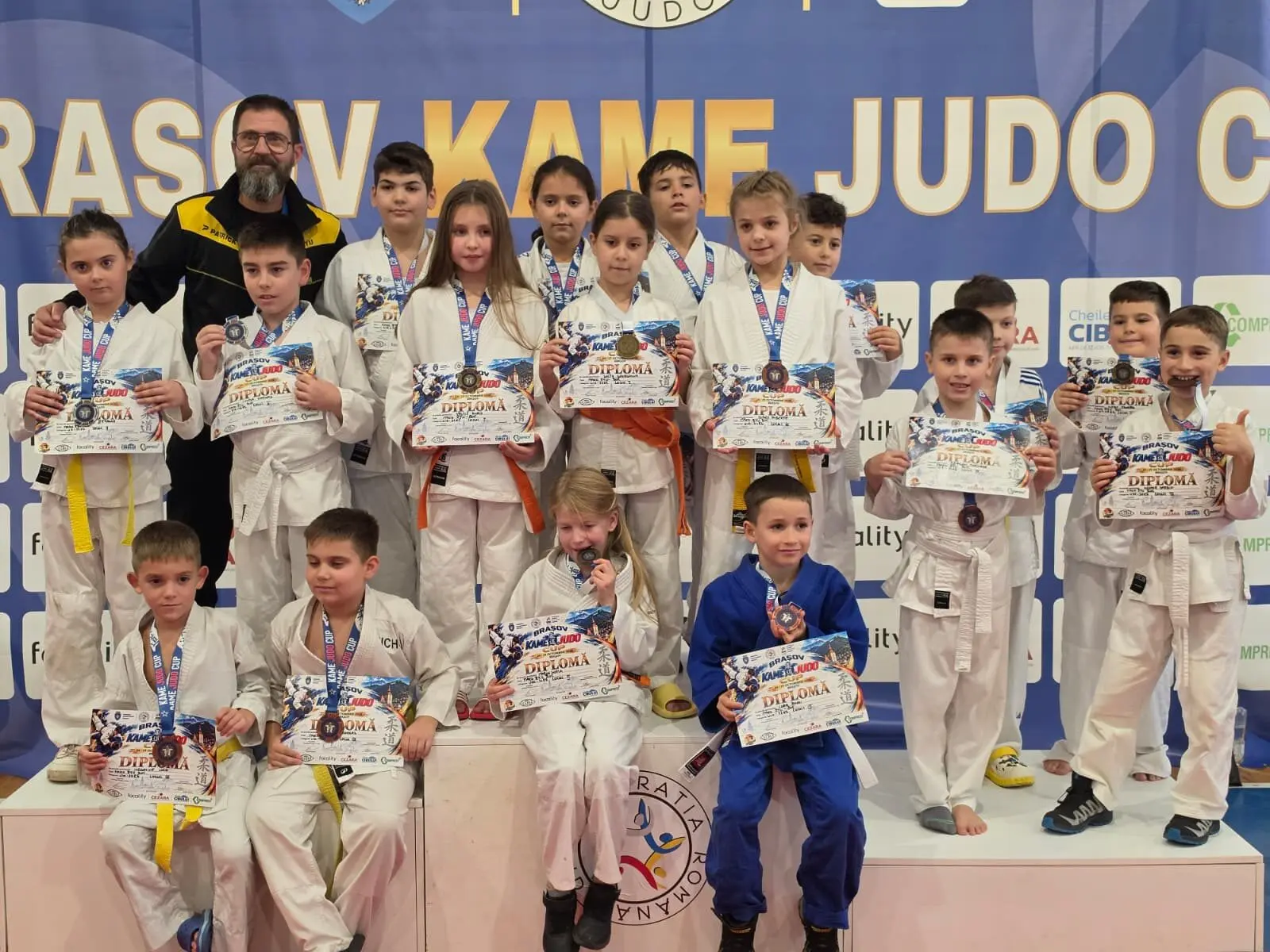 Fotografia 12 din 13: Kame Cup Brașov: toți copiii din grupa de inițiere pe podium
