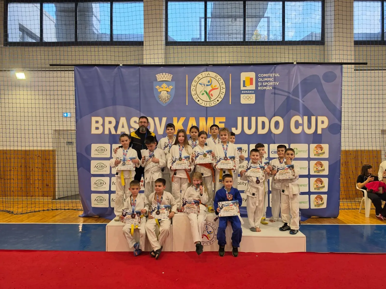 Fotografia 10 din 13: Kame Cup Brașov: toți copiii din grupa de inițiere pe podium