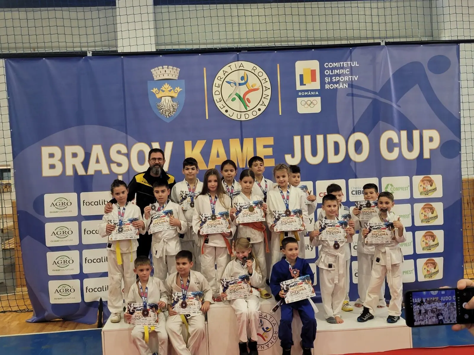 Fotografia 2 din 13: Kame Cup Brașov: toți copiii din grupa de inițiere pe podium